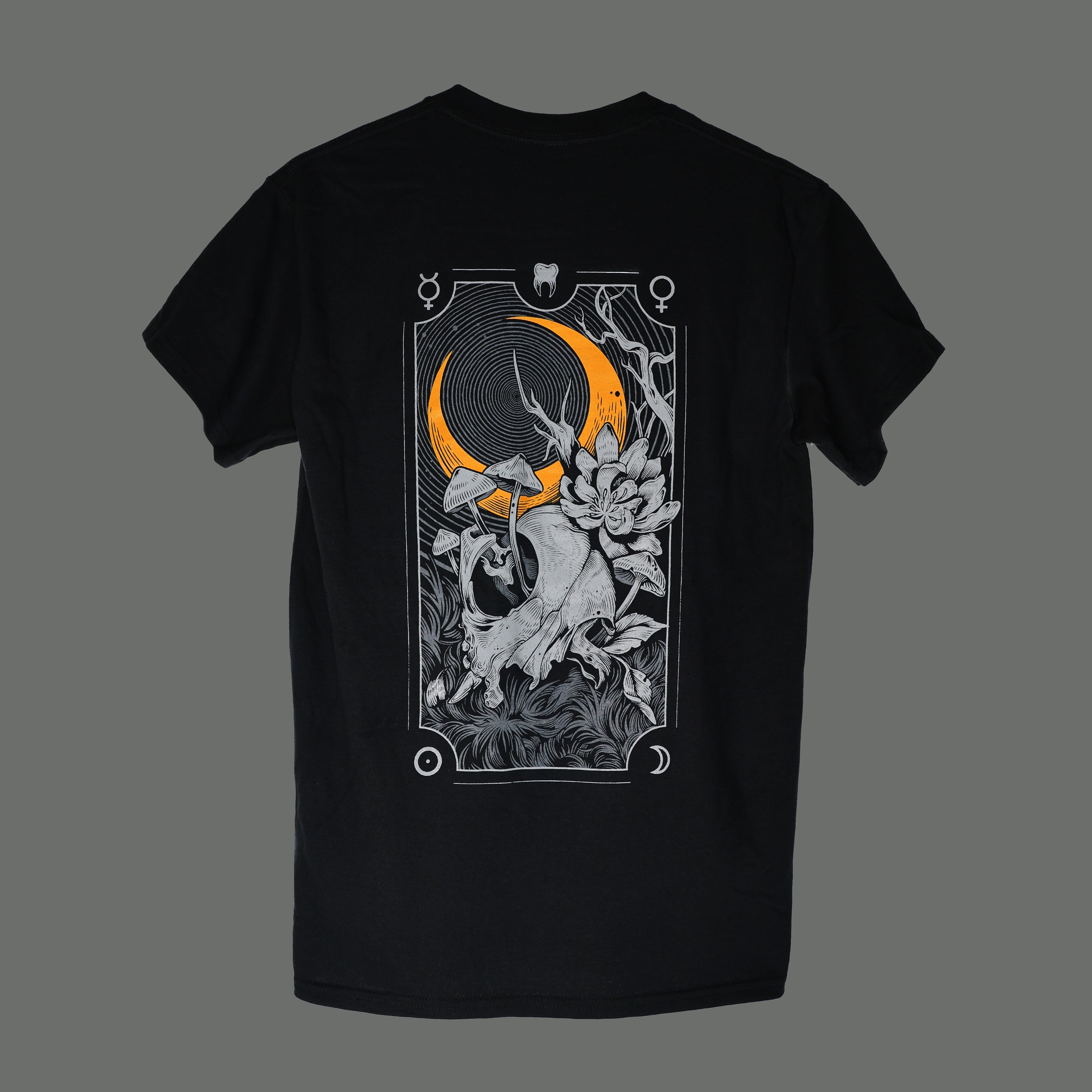 T-Shirt Lunar Bloom – Tierschädel Siebdruck Rückansicht schwarz | Grim Alchemy St. Gallen